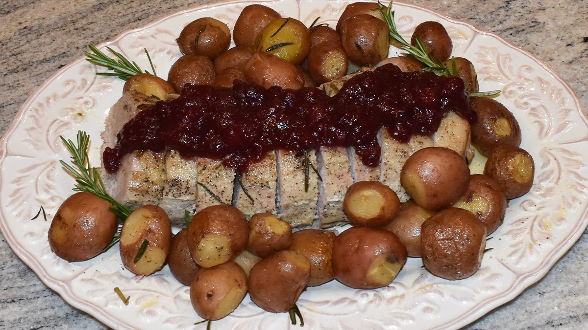 Pork Loin with Cranberry Sauce and Potatoes - Zigeze