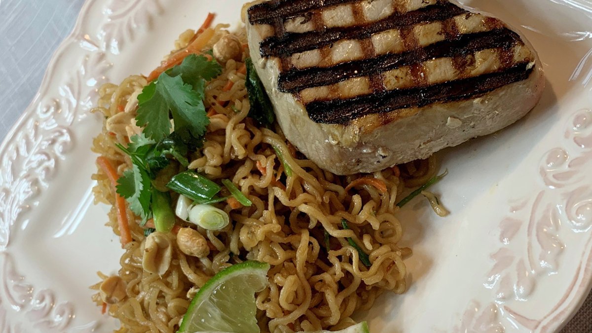 Stir Fried Ramen Noodles with Seared Tuna - Zigeze