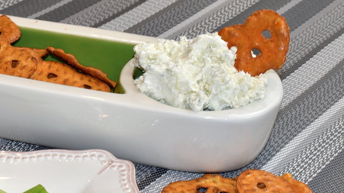 Super Easy to Make Creamy Blue Cheese Dip - Zigeze