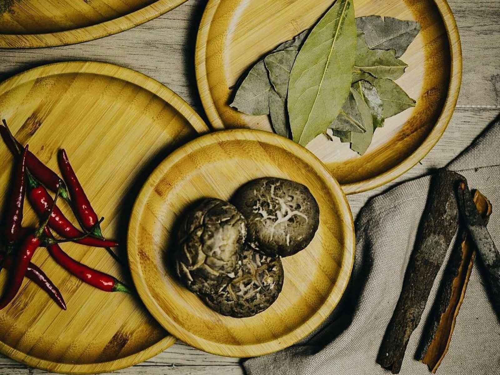 Set of 12 Natural Bamboo Plates 8" | Zigeze